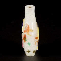 Een glazen snuff bottle gedecoreerd met vlinders, China, 19e eeuw.