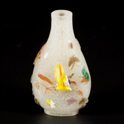 Een glazen snuff bottle gedecoreerd met vlinders, China, 19e eeuw.