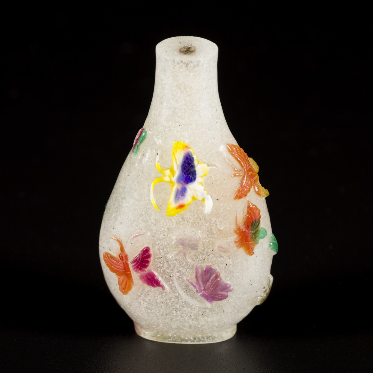 Een glazen snuff bottle gedecoreerd met vlinders, China, 19e eeuw.