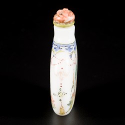Een glazen snuff bottle gedecoreerd met antiquiteiten, China, 19e eeuw.