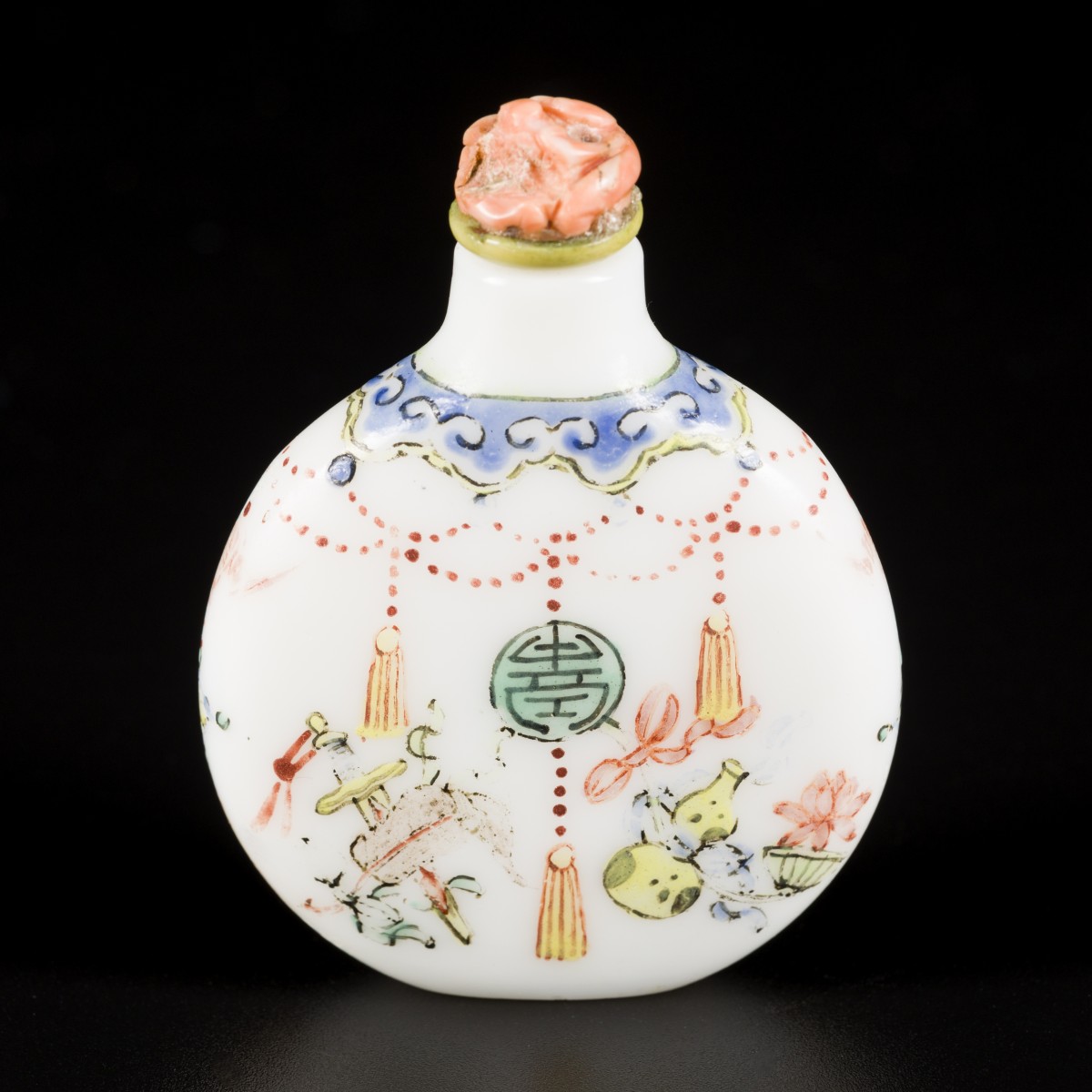Een glazen snuff bottle gedecoreerd met antiquiteiten, China, 19e eeuw.