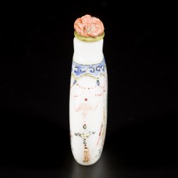 Een glazen snuff bottle gedecoreerd met antiquiteiten, China, 19e eeuw.