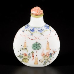 Een glazen snuff bottle gedecoreerd met antiquiteiten, China, 19e eeuw.