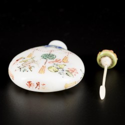 Een glazen snuff bottle gedecoreerd met antiquiteiten, China, 19e eeuw.