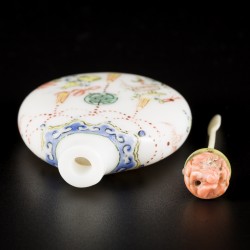 Een glazen snuff bottle gedecoreerd met antiquiteiten, China, 19e eeuw.