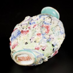 Een porseleinen famille rose snuff bottle gedecoreerd met 4 concubines en 16 zotjes, gemerkt Qianglong, China, 19e eeuw.