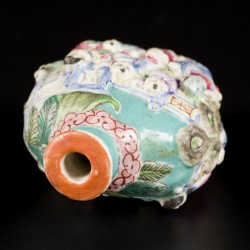 Een porseleinen famille rose snuff bottle gedecoreerd met 4 concubines en 16 zotjes, gemerkt Qianglong, China, 19e eeuw.