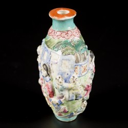Een porseleinen famille rose snuff bottle gedecoreerd met 4 concubines en 16 zotjes, gemerkt Qianglong, China, 19e eeuw.