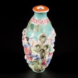 Een porseleinen famille rose snuff bottle gedecoreerd met 4 concubines en 16 zotjes, gemerkt Qianglong, China, 19e eeuw.
