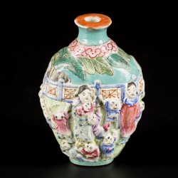 Een porseleinen famille rose snuff bottle gedecoreerd met 4 concubines en 16 zotjes, gemerkt Qianglong, China, 19e eeuw.