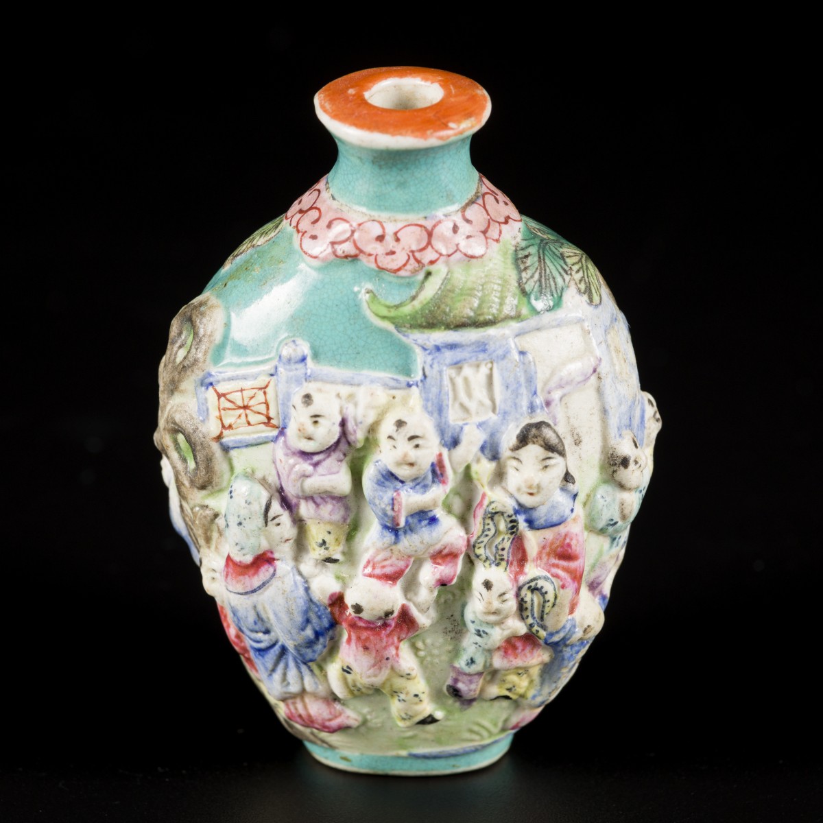 Een porseleinen famille rose snuff bottle gedecoreerd met 4 concubines en 16 zotjes, gemerkt Qianglong, China, 19e eeuw.