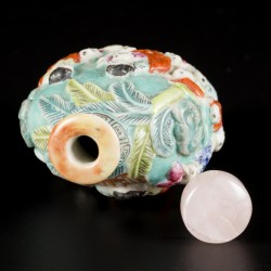 Een porseleinen famille rose snuff bottle gedecoreerd met 4 concubines en 16 zotjes, gemerkt Qianglong, China, 19e eeuw.