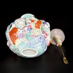 Een porseleinen famille rose snuff bottle gedecoreerd met 4 concubines en 16 zotjes, gemerkt Qianglong, China, 19e eeuw.