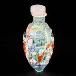 Een porseleinen famille rose snuff bottle gedecoreerd met 4 concubines en 16 zotjes, gemerkt Qianglong, China, 19e eeuw.