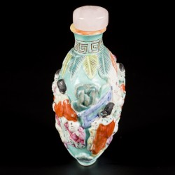 Een porseleinen famille rose snuff bottle gedecoreerd met 4 concubines en 16 zotjes, gemerkt Qianglong, China, 19e eeuw.