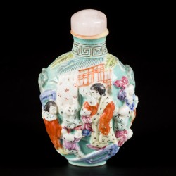 Een porseleinen famille rose snuff bottle gedecoreerd met 4 concubines en 16 zotjes, gemerkt Qianglong, China, 19e eeuw.