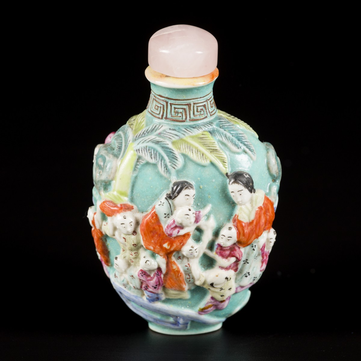Een porseleinen famille rose snuff bottle gedecoreerd met 4 concubines en 16 zotjes, gemerkt Qianglong, China, 19e eeuw.