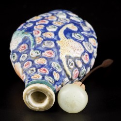 Een porseleinen famille rose snuff bottle met wu fu (vijf vleermuizen) decor, China, 19e eeuw.
