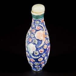 Een porseleinen famille rose snuff bottle met wu fu (vijf vleermuizen) decor, China, 19e eeuw.