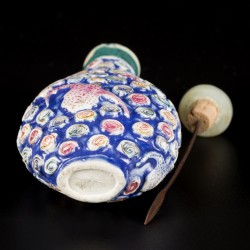Een porseleinen famille rose snuff bottle met wu fu (vijf vleermuizen) decor, China, 19e eeuw.