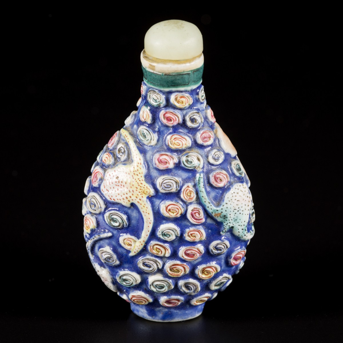 Een porseleinen famille rose snuff bottle met wu fu (vijf vleermuizen) decor, China, 19e eeuw.