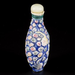 Een porseleinen famille rose snuff bottle met wu fu (vijf vleermuizen) decor, China, 19e eeuw.
