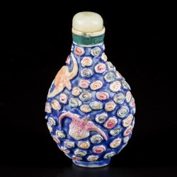 Een porseleinen famille rose snuff bottle met wu fu (vijf vleermuizen) decor, China, 19e eeuw.
