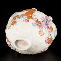 Een porseleinen famille rose snuff bottle gedecoreerd met 8 onsterfelijken, China, 19e eeuw.