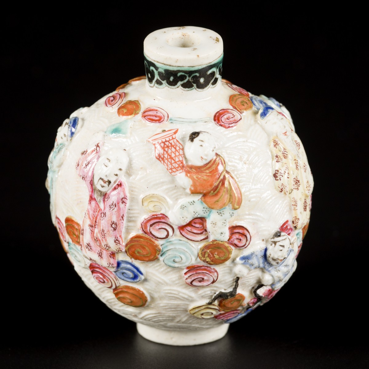 Een porseleinen famille rose snuff bottle gedecoreerd met 8 onsterfelijken, China, 19e eeuw.