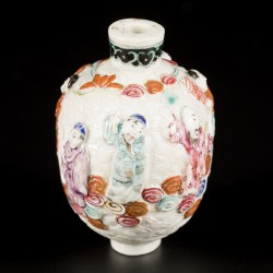 Een porseleinen famille rose snuff bottle gedecoreerd met 8 onsterfelijken, China, 19e eeuw.