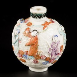 Een porseleinen famille rose snuff bottle gedecoreerd met 8 onsterfelijken, China, 19e eeuw.