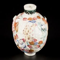 Een porseleinen famille rose snuff bottle gedecoreerd met 8 onsterfelijken, China, 19e eeuw.