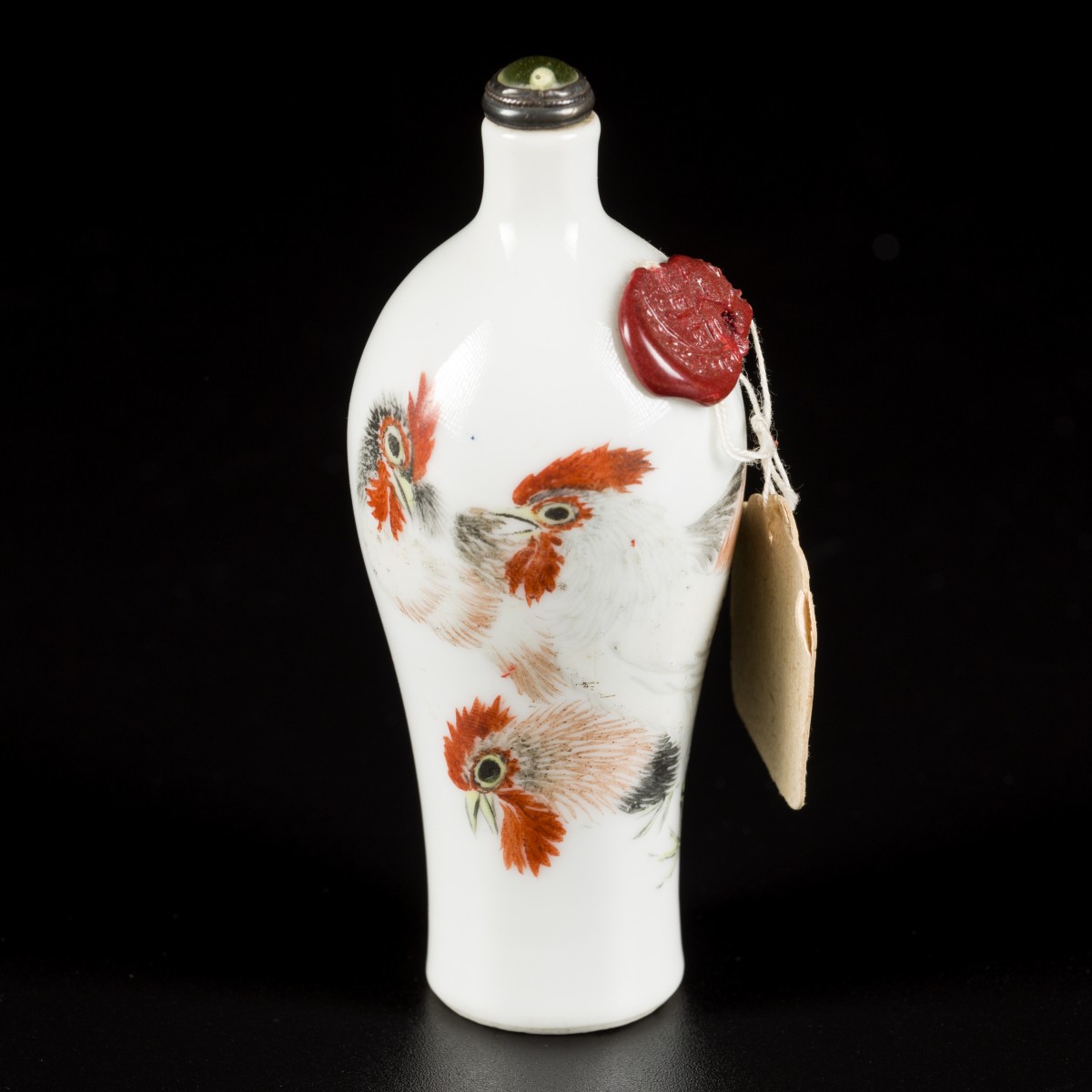 Een porseleinen famille rose snuff bottle gedecoreerd met hanen, met gedicht en signering van de meester, China, 19e eeuw.