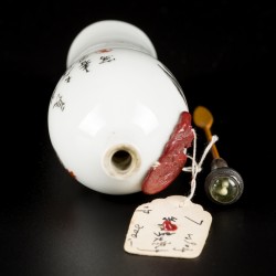Een porseleinen famille rose snuff bottle gedecoreerd met hanen, met gedicht en signering van de meester, China, 19e eeuw.
