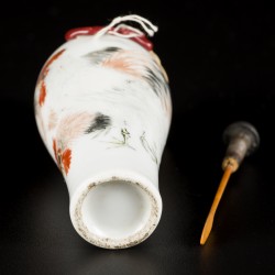 Een porseleinen famille rose snuff bottle gedecoreerd met hanen, met gedicht en signering van de meester, China, 19e eeuw.