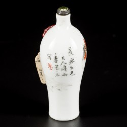 Een porseleinen famille rose snuff bottle gedecoreerd met hanen, met gedicht en signering van de meester, China, 19e eeuw.