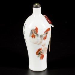 Een porseleinen famille rose snuff bottle gedecoreerd met hanen, met gedicht en signering van de meester, China, 19e eeuw.