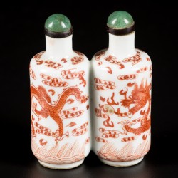 Een porseleinen dubbele snuff bottle gedecoreerd met draken, China, 19e eeuw.
