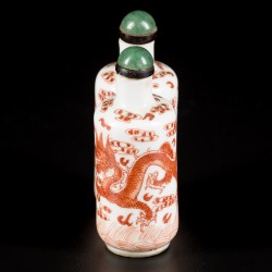 Een porseleinen dubbele snuff bottle gedecoreerd met draken, China, 19e eeuw.