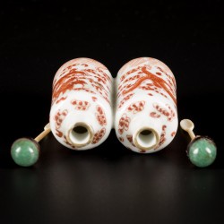 Een porseleinen dubbele snuff bottle gedecoreerd met draken, China, 19e eeuw.