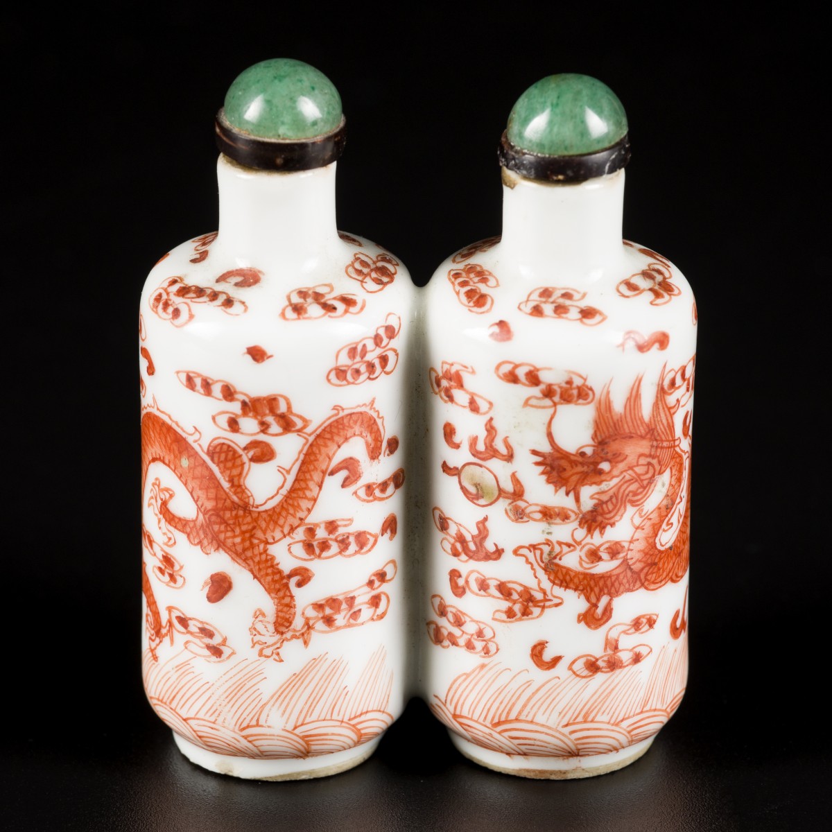 Een porseleinen dubbele snuff bottle gedecoreerd met draken, China, 19e eeuw.