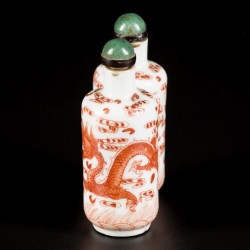Een porseleinen dubbele snuff bottle gedecoreerd met draken, China, 19e eeuw.