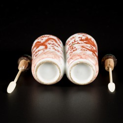 Een porseleinen dubbele snuff bottle gedecoreerd met draken, China, 19e eeuw.