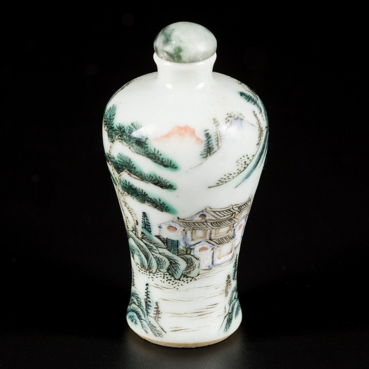 Een porseleinen famille vert meipin model snuff bottle met landschapsdecor, China,  19e eeuw.