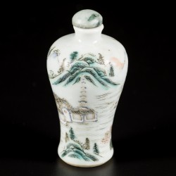 Een porseleinen famille vert meipin model snuff bottle met landschapsdecor, China,  19e eeuw.