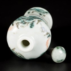 Een porseleinen famille vert meipin model snuff bottle met landschapsdecor, China,  19e eeuw.