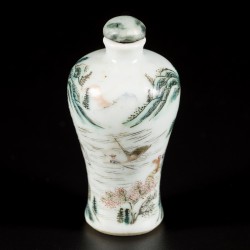 Een porseleinen famille vert meipin model snuff bottle met landschapsdecor, China,  19e eeuw.