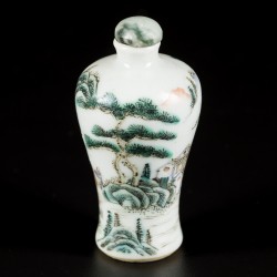 Een porseleinen famille vert meipin model snuff bottle met landschapsdecor, China,  19e eeuw.