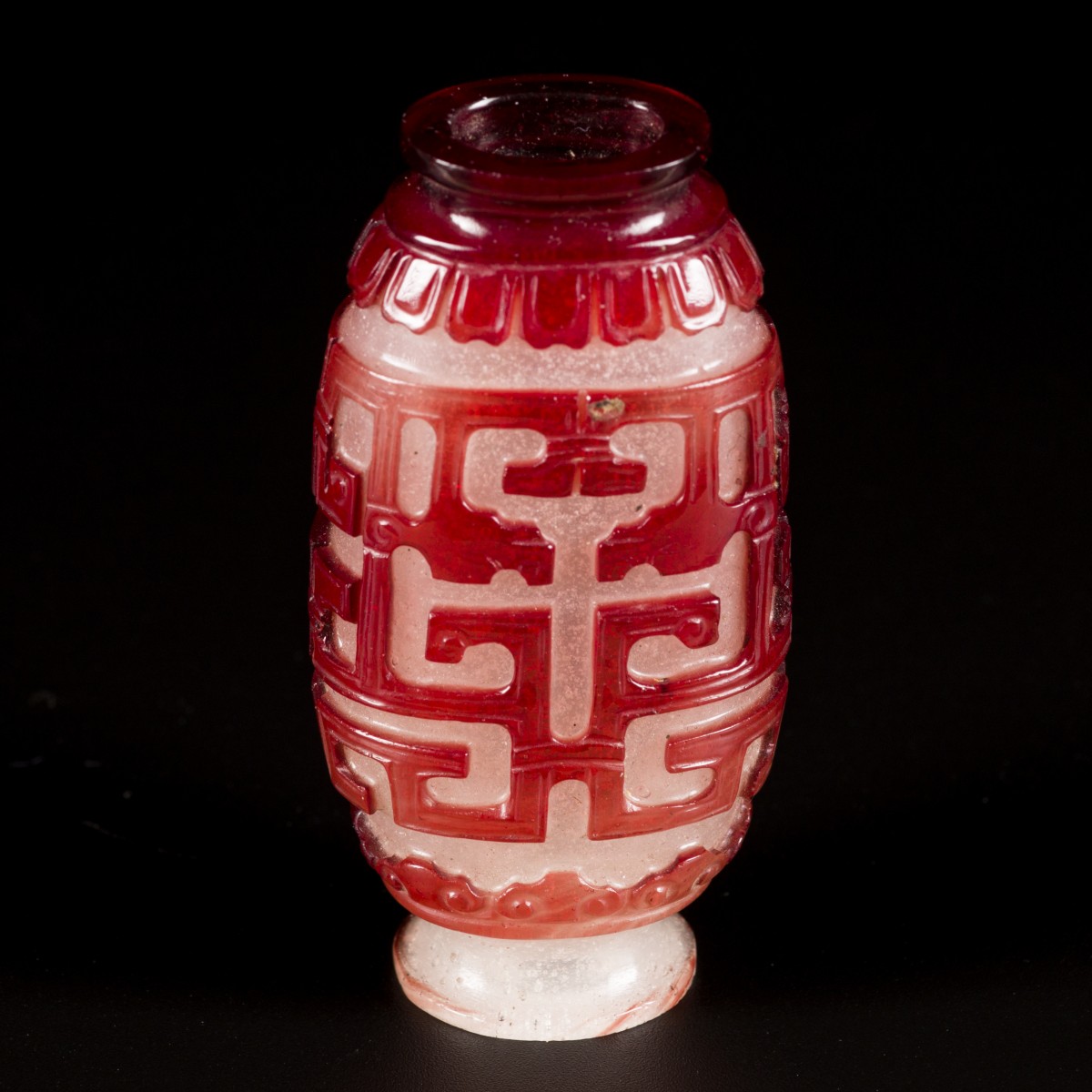 Een glazen snuff bottle gedecoreerd met draken, China, 19e eeuw.