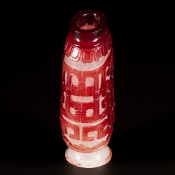 Een glazen snuff bottle gedecoreerd met draken, China, 19e eeuw.